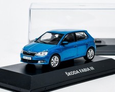 Skoda Fabia III (2014) blau metallic + Plexiglasbox DeA 1:43