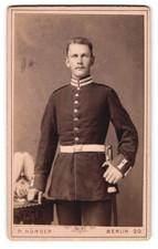 Fotografie P. Hörder, Berlin, Portrait Soldat in Garde Uniform mit Pickelhaube  