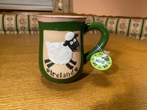 Grüner keramikbecher mit - grüner,