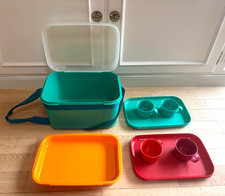 Tupperware Schatztruhe 7,3 L , Einleger, Tragegurt, 2 grosse Teller, 4 Tassen