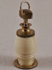 Seltene Parfümflasche aus Knochen und Messing – mit Schraubverschluss – tragbar