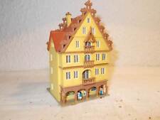 Vollmer 7770 Haus am Markt mit 4 Personen beim Schaufensterbummel, sieht sehr gu