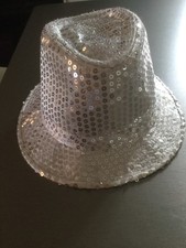 WEISSER HUT & PAILLETTEN, UM