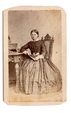 Antike Carte de Visite 1860er Frau mit Buch Stendal Aug. Denth Foto CDV