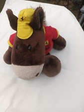 NICI Ferrari Pferd braun rotes Shirt Horsepower gelbe Mütze