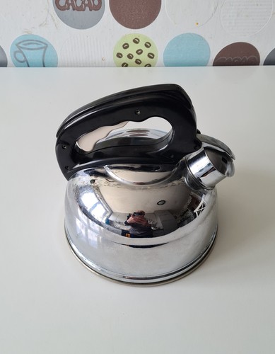 Gut erhaltener pfeifkessel mit - pfeifkessel,
