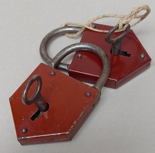 2 x altes Vorhängeschloss Bügelschloss in Ochsenblut rot gemarkt Marke Fuchs