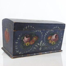 Alte Holztruhe mit Deckel für