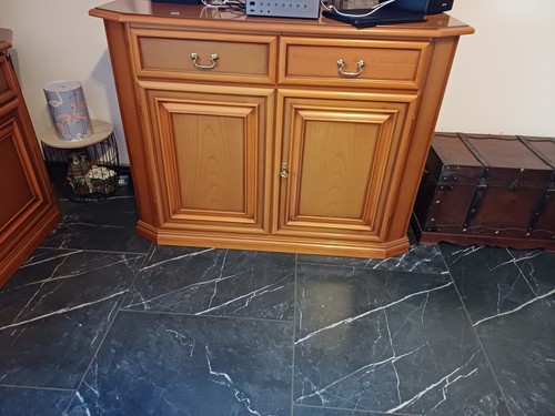 Holzschrank braun mit