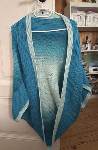 Selbstgehäkelter poncho - selbstgehäkelter,