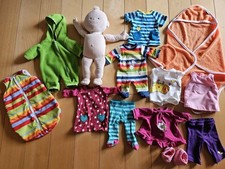 JAKO-O Puppe Krümel groß  mit original Kleidung, Schlafsack, Fleeceanzug