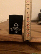 Zippo Benzinfeuerzeug weißer Skorpion auf schwarzen Hintergrund inkl Einsatz