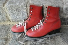 schöne rote Schlittschuhe