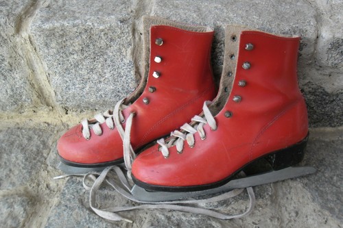 Schöne rote schlittschuhe - schöne,