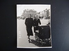 Orig 1930er 40er Jahre Fotografie Frauen schieben Kutsche gebaut Kinderwagen auf Deal Seafront 