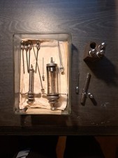 Spritze Antik mit Kanülen 