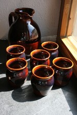 Steingut-Set ein Krug und