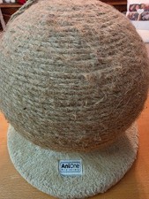 AniOne Kratzkugel Typ "Kosima" – runder, mittelgroßer Kratzbaum mit Plüschfuß