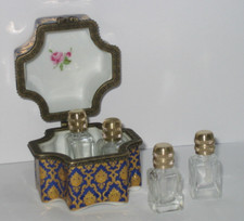 Porzellandose mit Glasflakon