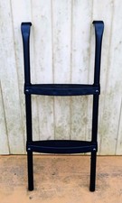 schwarze Metallleiter mit 2