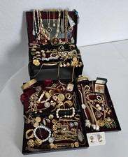 Modeschmuck Schmuck Konvolut Ketten Broschen Ringe  Schatulle