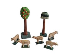 Grulicher Krippentiere, 5 Schafe, 2 Bäume, Holz geschnitzt, 7 cm   (# 17358)
