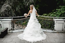 Hochzeitskleid mit Schleppe +Schleier +Reifrock UVP 1.890 € von Miss Kelly