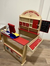 Kaufladen aus Holz mit Kasse