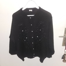 Strickjacke Mit Weissen Perlen