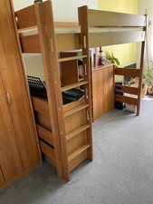 Kinderzimmermöbelstücke: Hochbett, Kommode, Wandregal + Stehregal in Erle