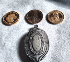 Altes Medaillon  König Friedrich August und 3 Medaillen Replik