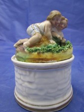 Antike Staffordshire Porzellandose ~ Figur ~ Kinder schauen in Brunnen