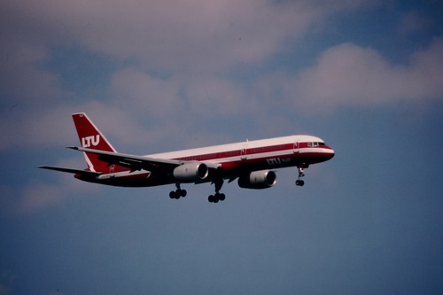 Dia amuk boeing 757 - d-amuk,