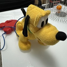 Pluto mit Leine und Fernbedienung