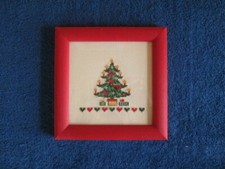 Stickbild Weihnachtsbaum mit rotem Holz-Rahmen ca. 19 x 19 cm
