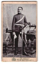Fotografie U. Zattler, Landshut i. B., bayrischer Soldat in Uniform mit Säbel n 