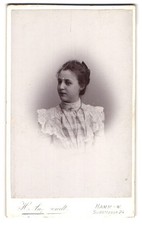 Fotografie H. Angenendt, Hamm i. W., Südstraße 24, Emma Böller im karierten Kle 