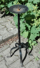 Alter geschmiedeter Kerzenständer - antik -rustikal - schön geformt - Dekoration