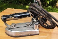 Kleines altes Bügeleisen   ca. 1955