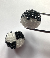 Schwarz Weißes Seltenes Fund Spinell Und Crystal Paar Mit Aufgezogenen Perlen