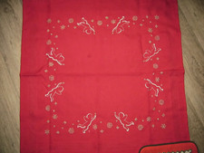 Weihnachtsdecke, rot, gestickt