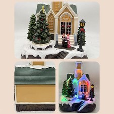 Weihnachtskirche mit Licht und