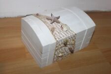 Maritime Schatzkisten mit Muscheldeko in weiß