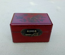 Chinesische Mini Truhe Leder Bemalung Schriftzeichen Beschläge