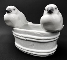 Schöne Porzellan Schale mit 2 Vögel-Figuren*gemarkt: Krone über N (Capodimonte?)