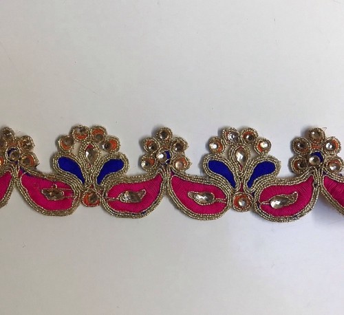 Attraktiver indischer rosa und - indischer,