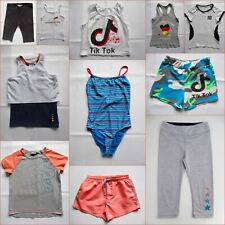 Kleider-Paket Sport Mädchen Gr. 122/128  Shirts Hosen Shorts Badeanzug 11 T.