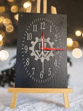 Wanduhr auf Schieferplatte"