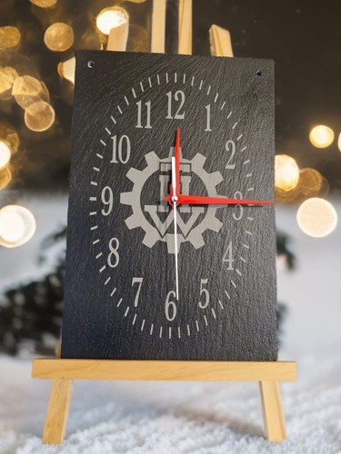 Wanduhr auf schieferplatte - auf, schieferplatte"
