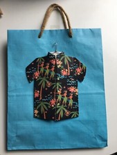 Hallmark Geschenktüte mit Kordelgriff ca. 27x33x15 cm mit Hawaiihemd Motiv blau